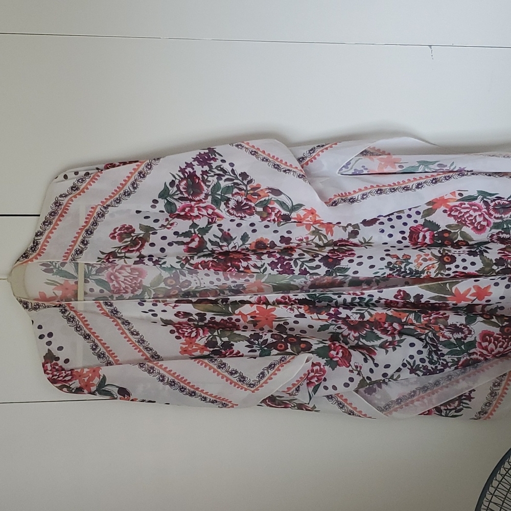 Summer wrap with floral patterns.